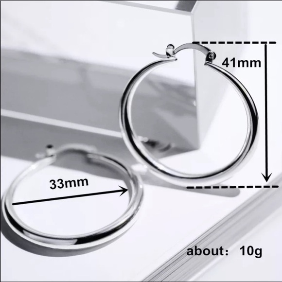 New Women’s 1.5” Round Hoop Earrings - Picture 2 of 3